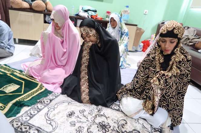 Mereka Berdoa untuk Julia Perez