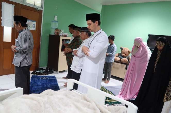 Mereka Berdoa untuk Julia Perez