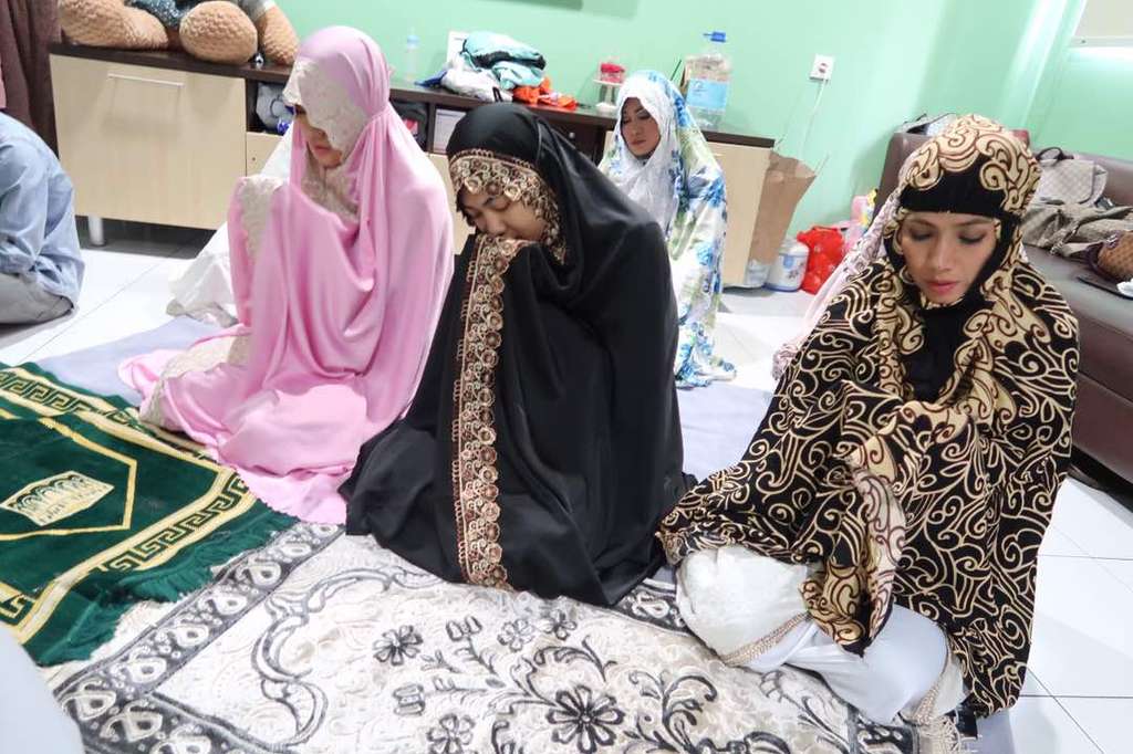 Mereka Berdoa untuk Julia Perez