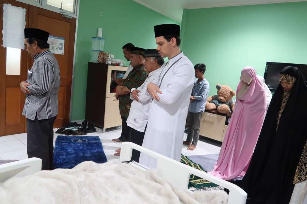 Mereka Berdoa untuk Julia Perez