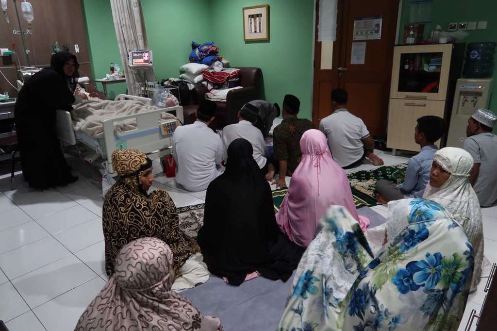 Mereka Berdoa untuk Julia Perez