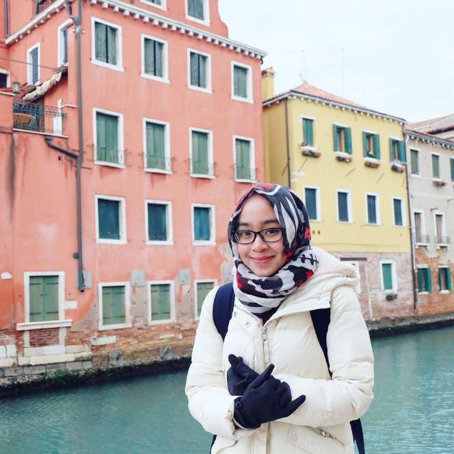 #HOTD: Simpel dan Trendi Gaya Busana Al Khansa di Italy