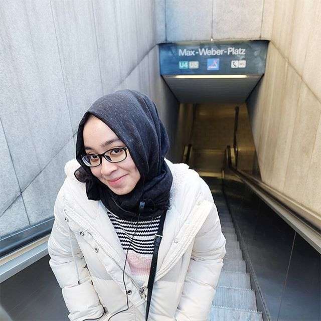 #HOTD: Simpel dan Trendi Gaya Busana Al Khansa di Italy