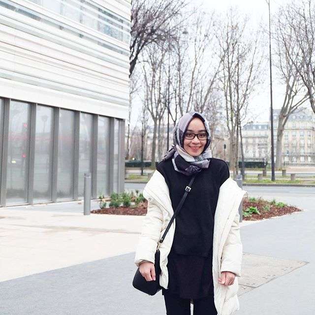 #HOTD: Simpel dan Trendi Gaya Busana Al Khansa di Italy