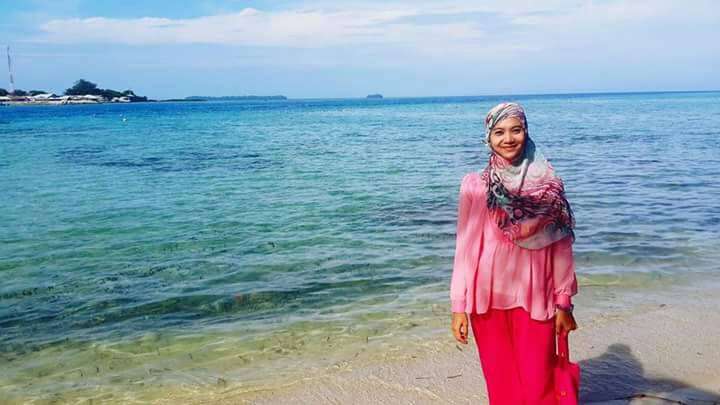 #HOTD: Kasual Pink Kharisma Anindya di Pantai