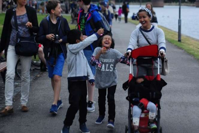 Keseruan Widi dan Dwi Sasono Boyong 3 Anak Keliling Eropa