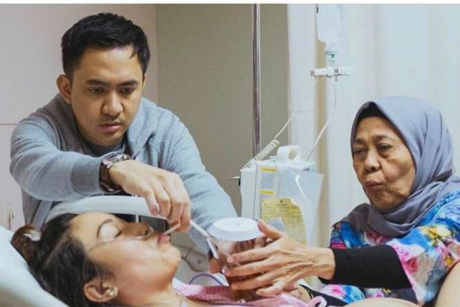 Momen-momen Mengharukan Persalinan Ayu Dewi