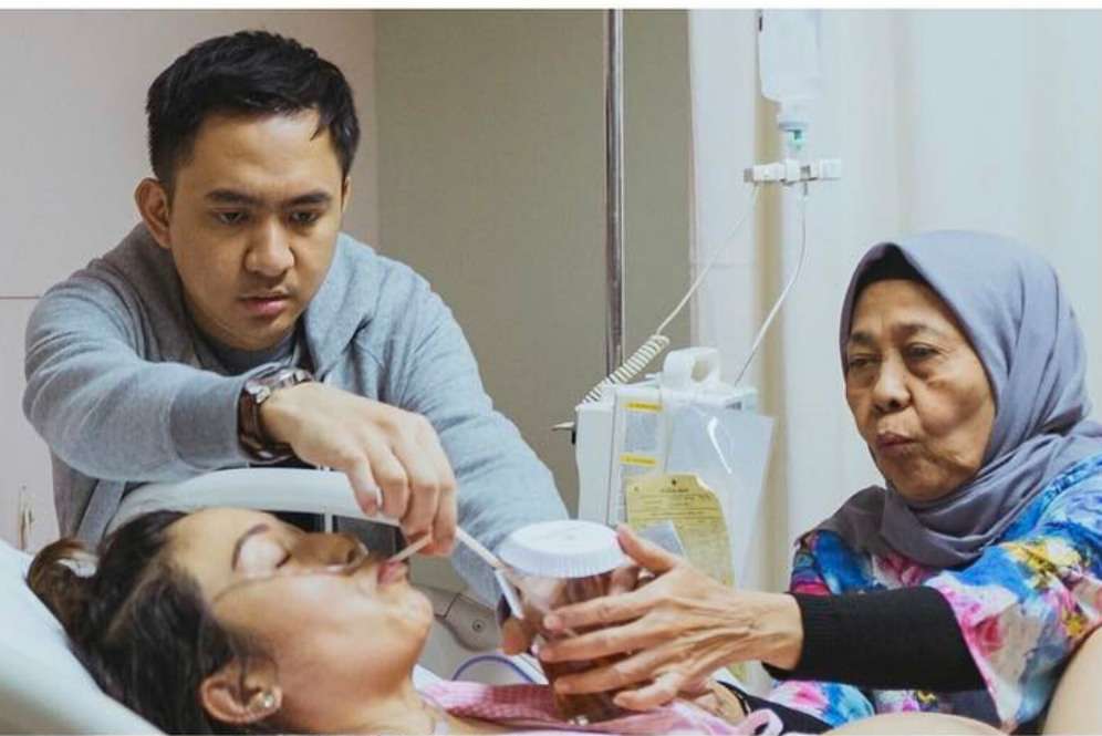 Momen-momen Mengharukan Persalinan Ayu Dewi