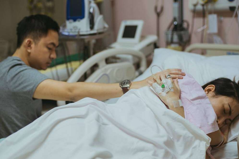 Momen-momen Mengharukan Persalinan Ayu Dewi