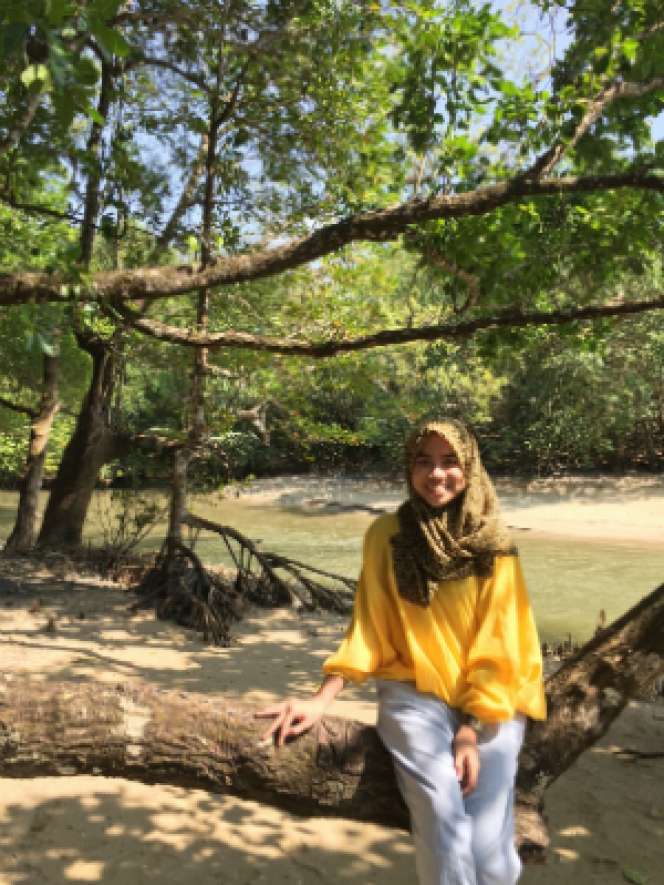 Putri Meidya: Pilihan Warna Cerah untuk #HOTD di Pantai