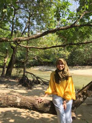 Putri Meidya: Pilihan Warna Cerah untuk #HOTD di Pantai