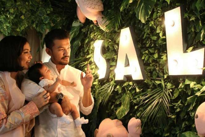 Suasana Syahdu Aqiqah Putri Rio dan Atiqah Hasiholan