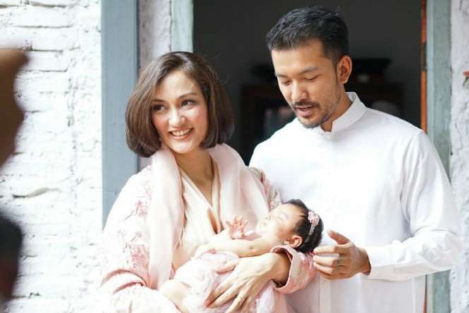 Suasana Syahdu Aqiqah Putri Rio dan Atiqah Hasiholan