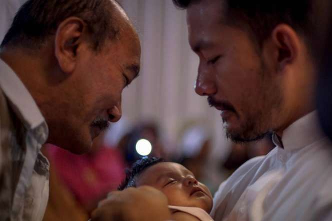 Suasana Syahdu Aqiqah Putri Rio dan Atiqah Hasiholan