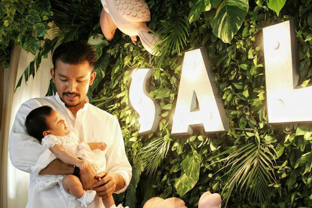 Suasana Syahdu Aqiqah Putri Rio dan Atiqah Hasiholan