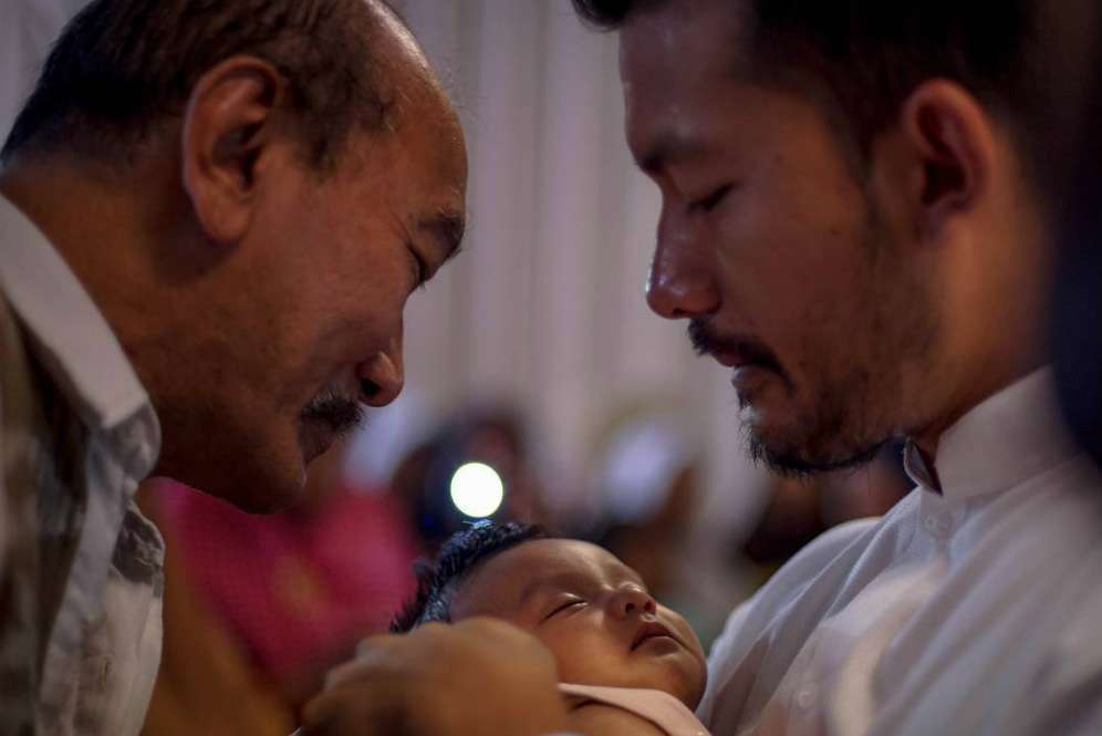 Suasana Syahdu Aqiqah Putri Rio dan Atiqah Hasiholan