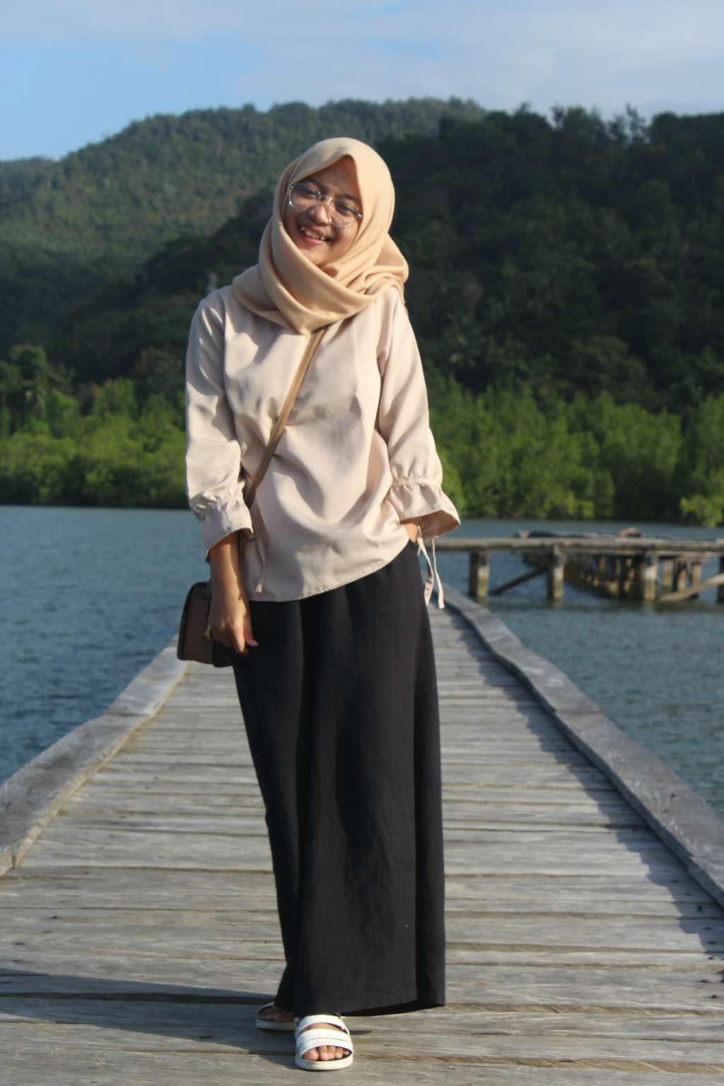 Ke Pantai Pakai Warna Lembut? Nggak Masalah Buat Faramitha