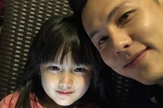 Gaya Keren Papa Seleb Saat Momong Anak