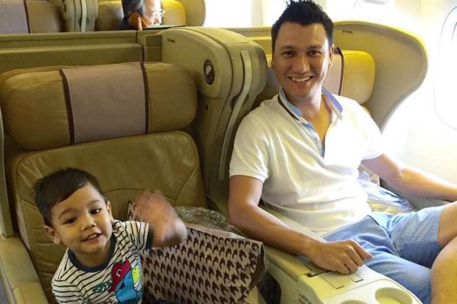Gaya Keren Papa Seleb Saat Momong Anak