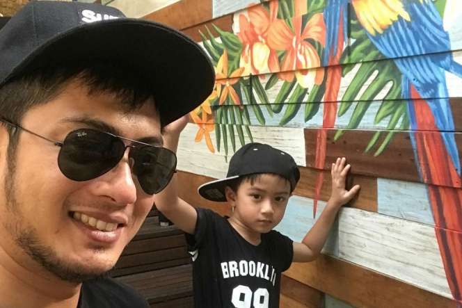 Gaya Keren Papa Seleb Saat Momong Anak