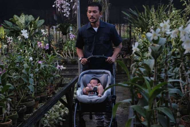 Gaya Keren Papa Seleb Saat Momong Anak