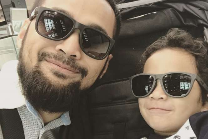 Gaya Keren Papa Seleb Saat Momong Anak