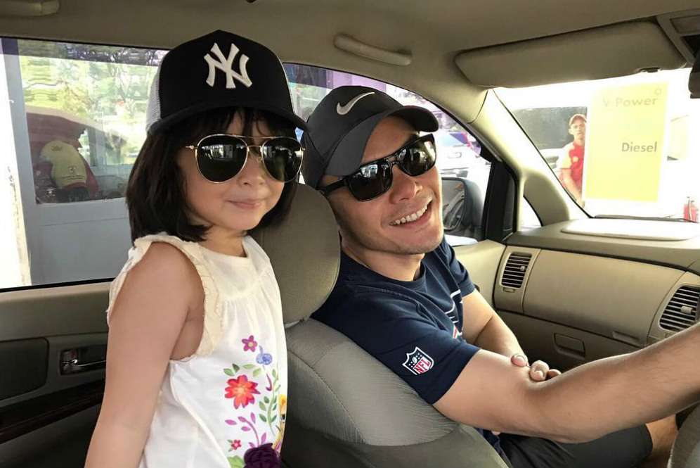 Gaya Keren Papa Seleb Saat Momong Anak