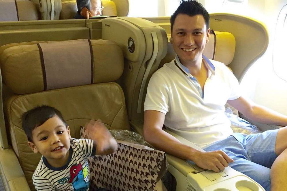 Gaya Keren Papa Seleb Saat Momong Anak