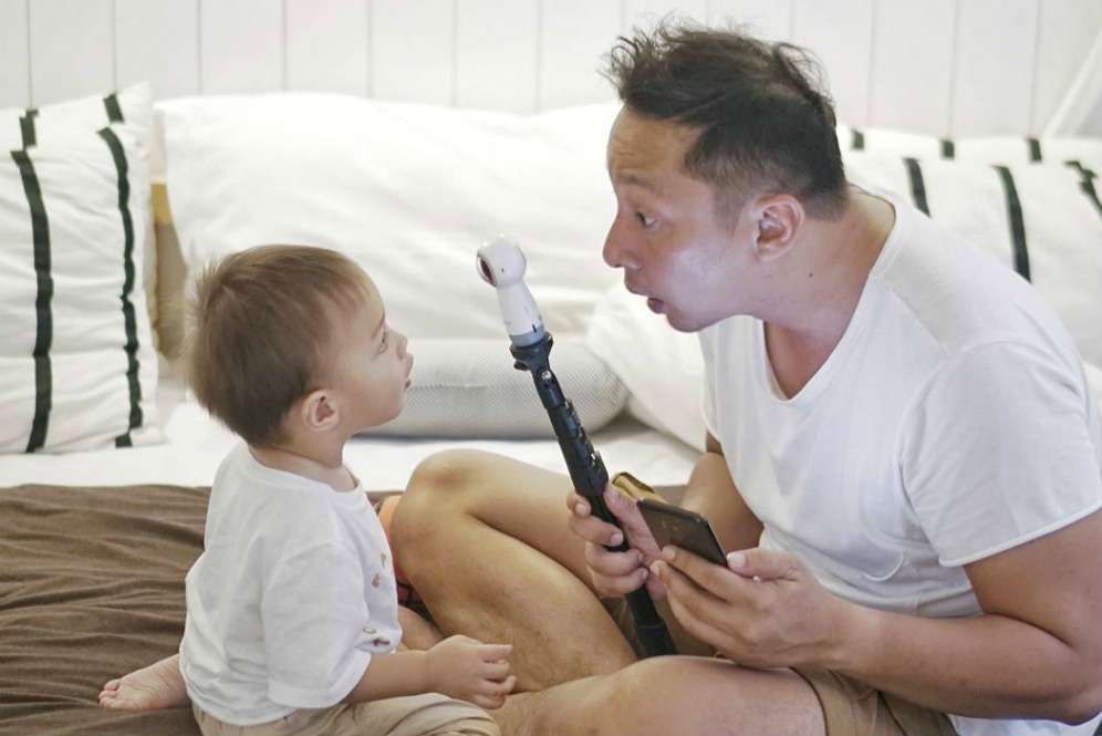 Gaya Keren Papa Seleb Saat Momong Anak