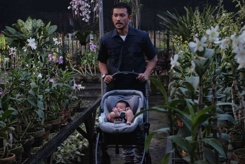 Gaya Keren Papa Seleb Saat Momong Anak