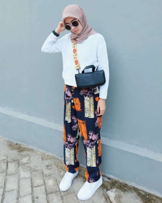Nining: Akali Sweater Polosmu dengan Celana Motif Abstrak