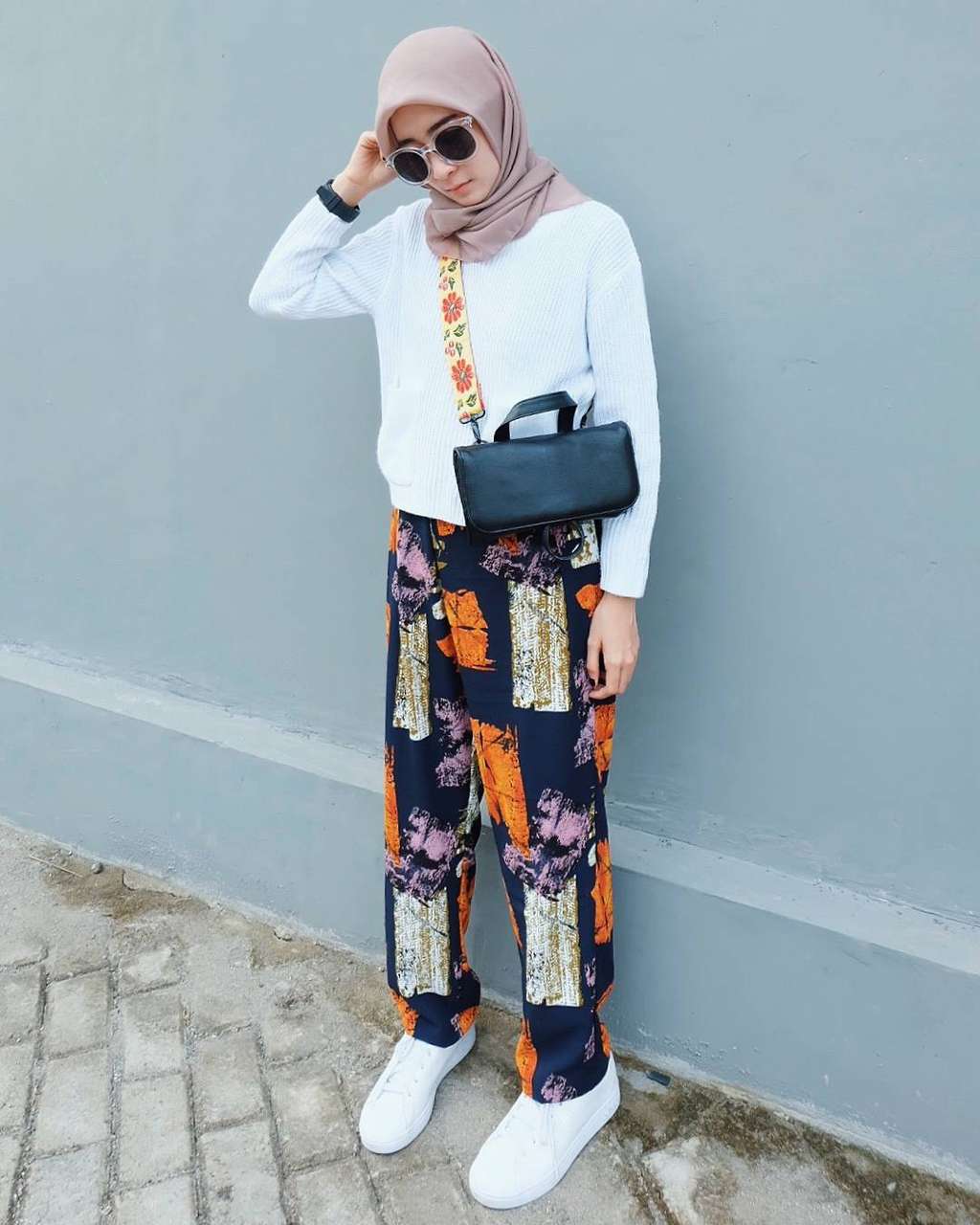 Nining: Akali Sweater Polosmu dengan Celana Motif Abstrak