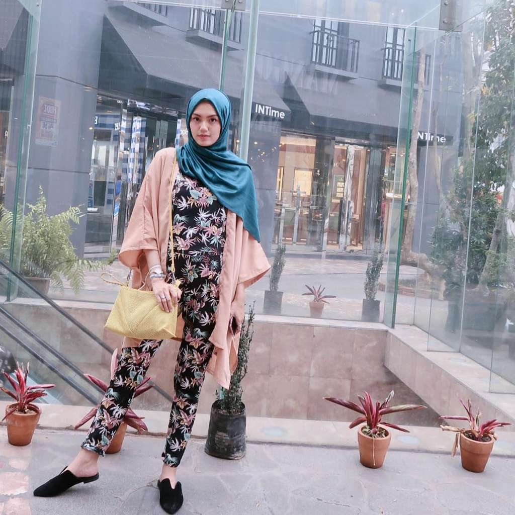 Cindy Levina: `Playful Look` dengan Motif Bunga