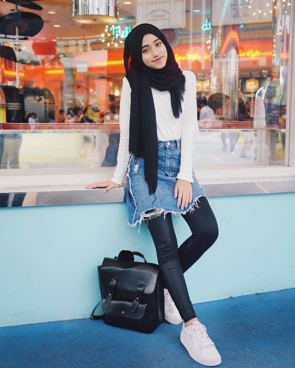 Shirin Al Athrus: Gaya Hijaber Pakai Rok Mini