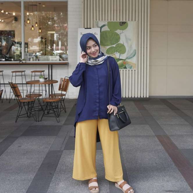 Paduan Palazzo Kuning & Blus Navy dari Lungguh Triastuty