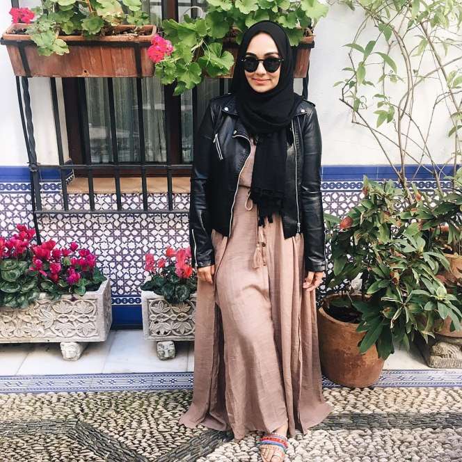Tampil Anggun Berjaket Kulit Hijab Ala Sania Siddiqui