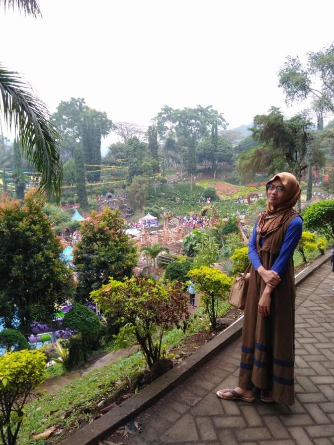 Tampilan Nyaman Tri Wulandari Saat Jalan-jalan