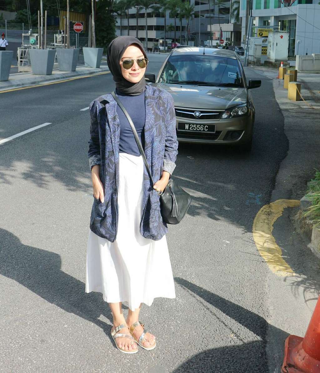 Tampilan Santai Intan Sugih di Kuala Lumpur, Bisa Jadi Ide