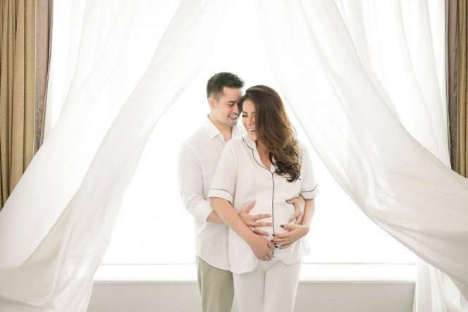 Aura Kecantikan Olla Ramlan Saat Hamil Tua