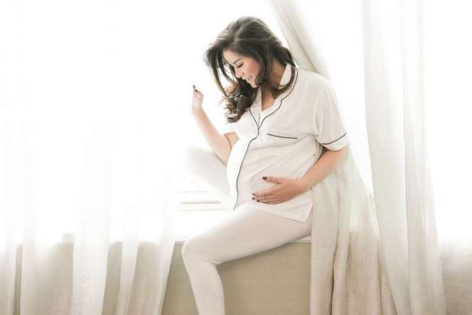 Aura Kecantikan Olla Ramlan Saat Hamil Tua