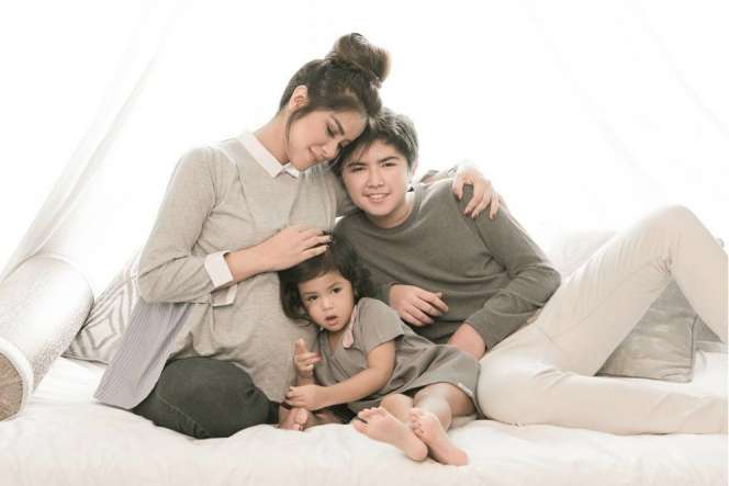 Aura Kecantikan Olla Ramlan Saat Hamil Tua