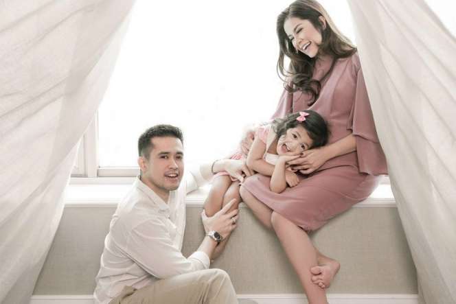 Aura Kecantikan Olla Ramlan Saat Hamil Tua