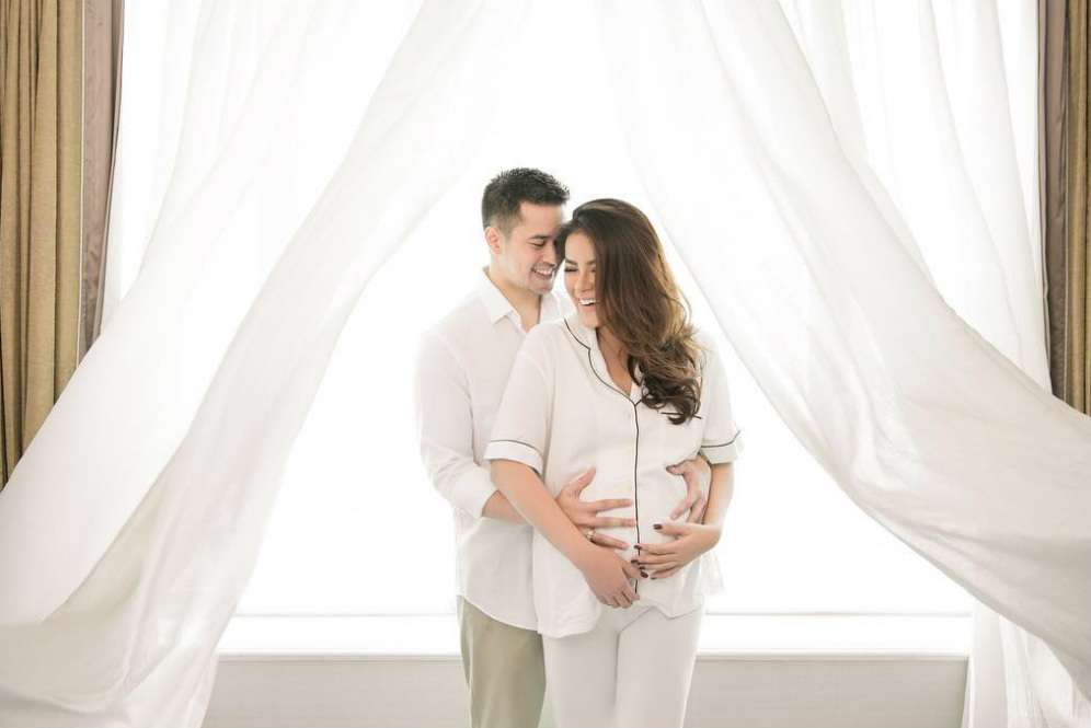 Aura Kecantikan Olla Ramlan Saat Hamil Tua