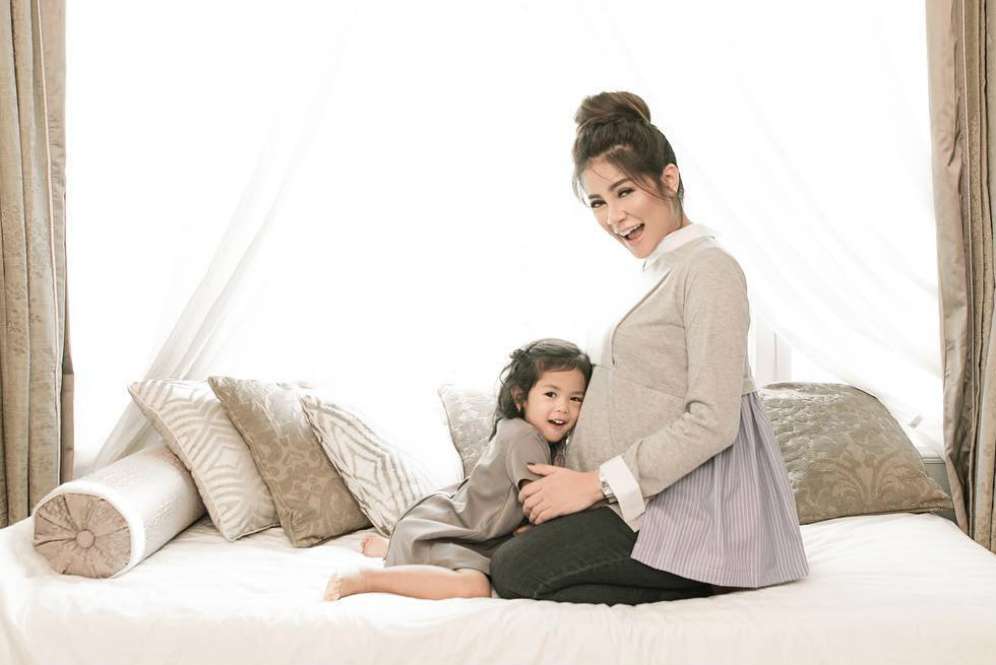 Aura Kecantikan Olla Ramlan Saat Hamil Tua