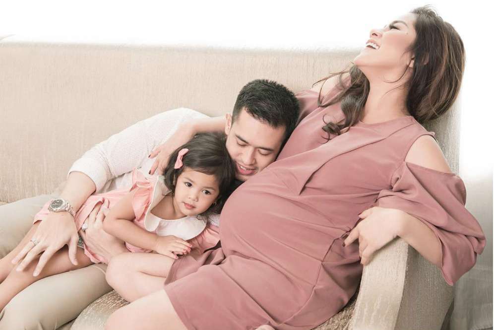 Aura Kecantikan Olla Ramlan Saat Hamil Tua