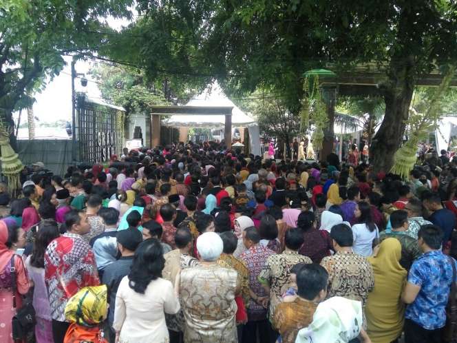 Sosok Jokowi 'KW' Bikin Heboh Antrean Tamu Kahiyang-Bobby