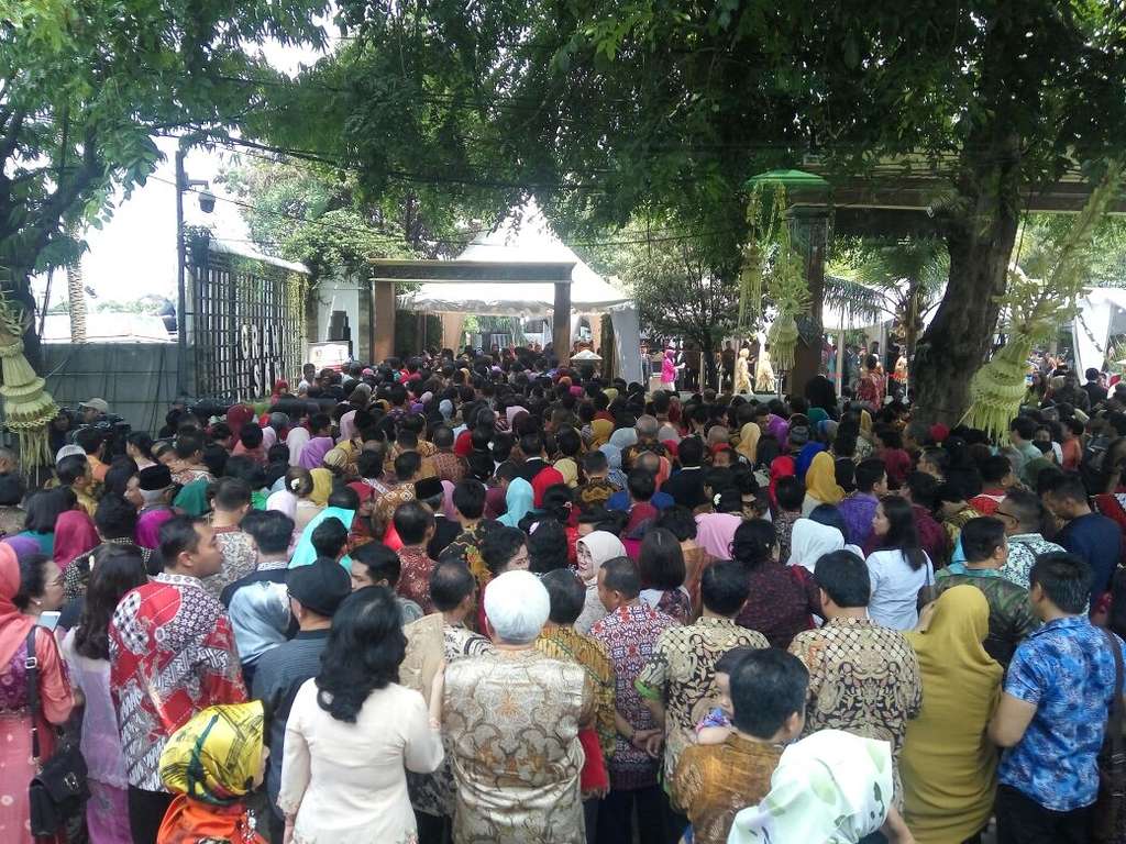 Sosok Jokowi 'KW' Bikin Heboh Antrean Tamu Kahiyang-Bobby