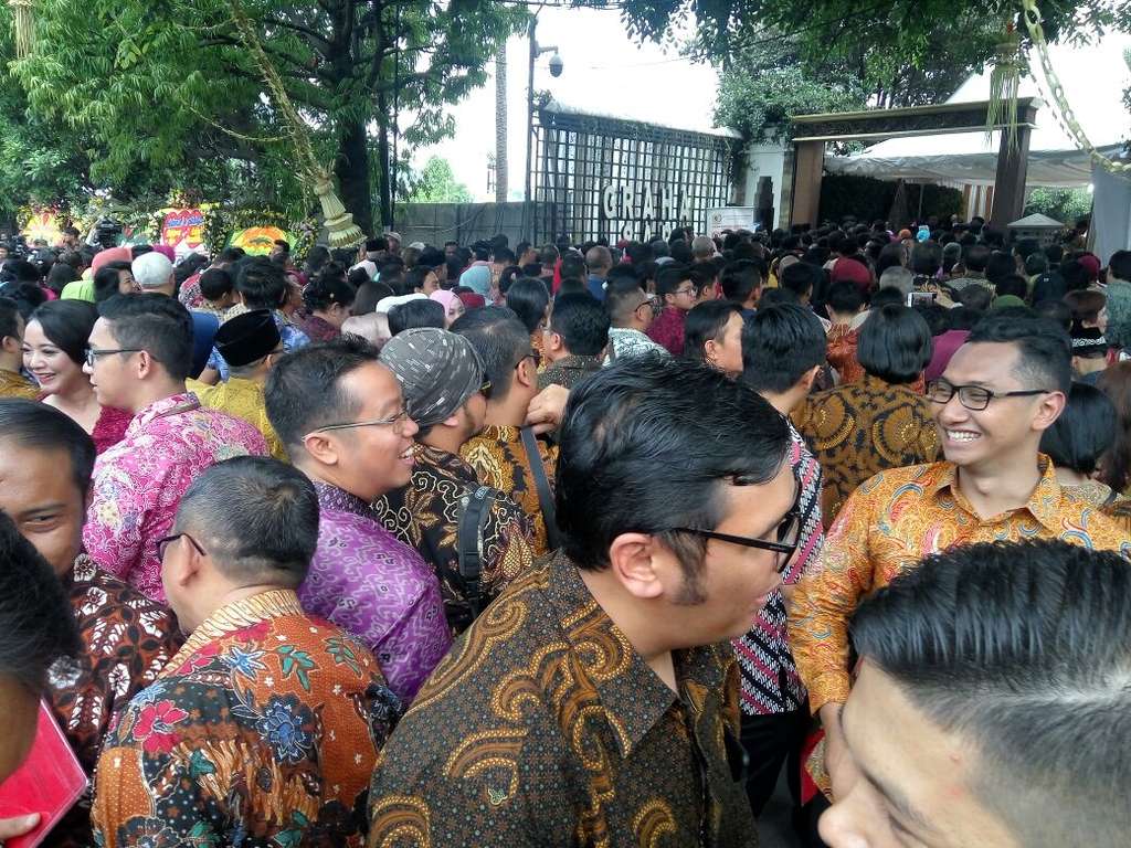 Sosok Jokowi 'KW' Bikin Heboh Antrean Tamu Kahiyang-Bobby