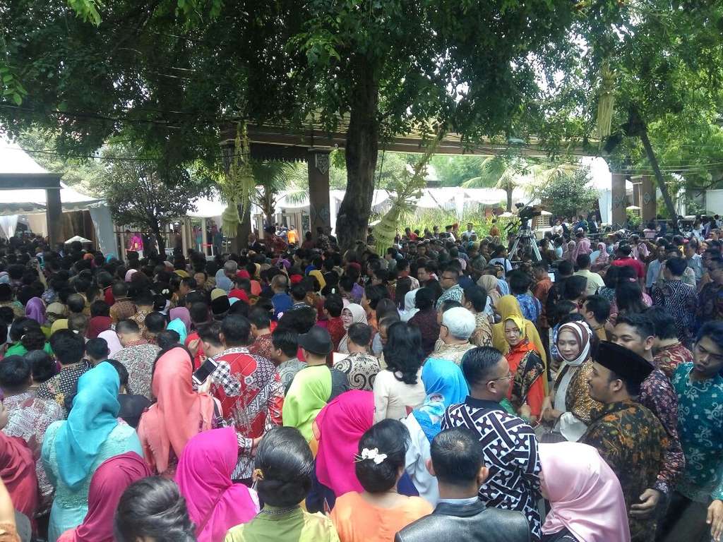 Sosok Jokowi 'KW' Bikin Heboh Antrean Tamu Kahiyang-Bobby
