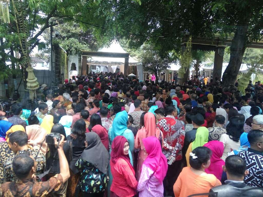Sosok Jokowi 'KW' Bikin Heboh Antrean Tamu Kahiyang-Bobby